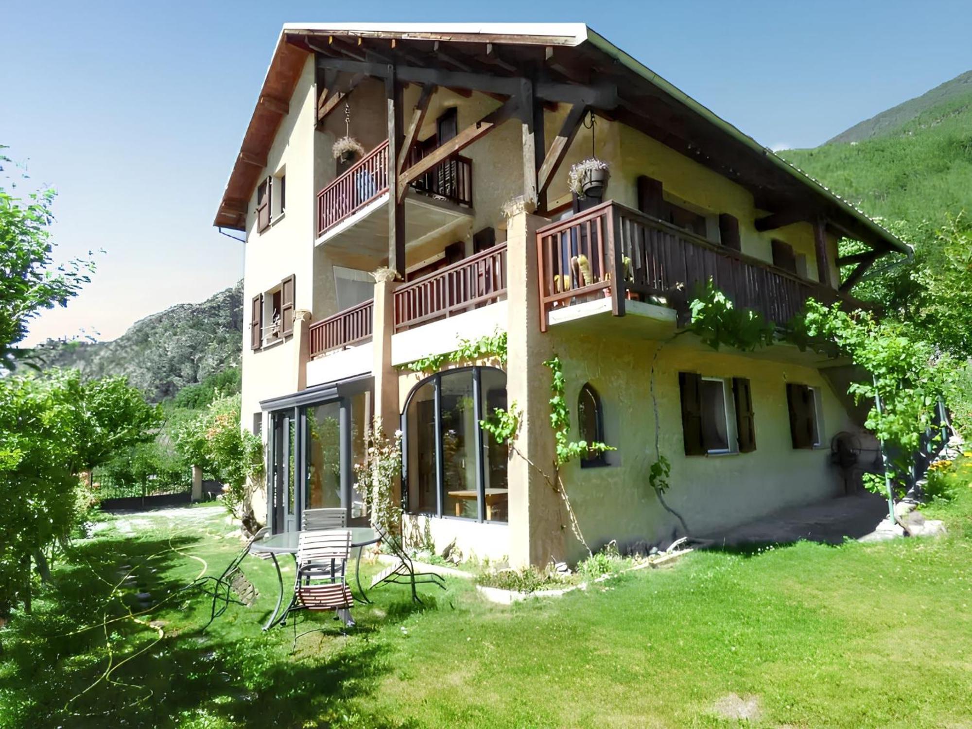 Appartement Paisible A Saint-Crepin Avec Vue Sur La Montagne Exterior photo